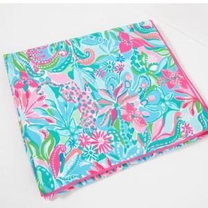 LILLY Pulitzer lounge towel
